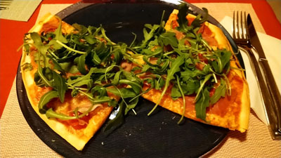 プチトマト、ハモンセラノ、ルッコラのグルテンフリーピザ