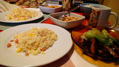 中華のテイクアウトをお皿に盛り付けて