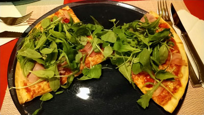 ハモンセラノ、プチトマト、ルッコラのピザ