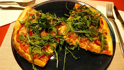 プチトマト、ルッコラ、ハモンセラノのグルテンフリーピザ