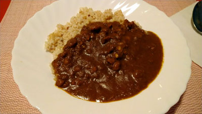 MUJIのポークキーマカレーを玄米ご飯にかけて