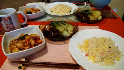 中華のテイクアウトをお皿に盛り付けて