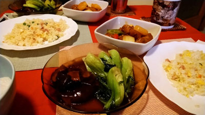 中華のテイクアウトをお皿に盛り付けて