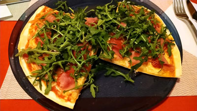ハモンセラノとプチトマト、ルッコラのピザ