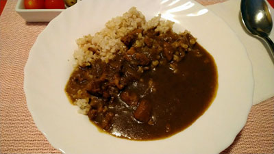 MUJIの豚肉と玉ねぎのカレーを玄米ご飯にかけて