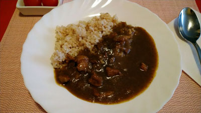 MUJIの豚肉と玉ねぎのカレーを玄米ご飯にかけて