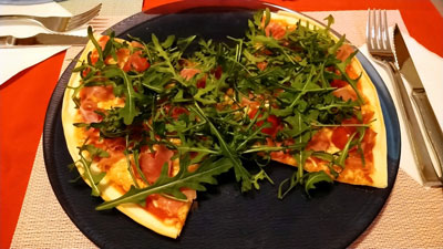 ルッコラ・ハモンセラノ・プチトマトのピザ